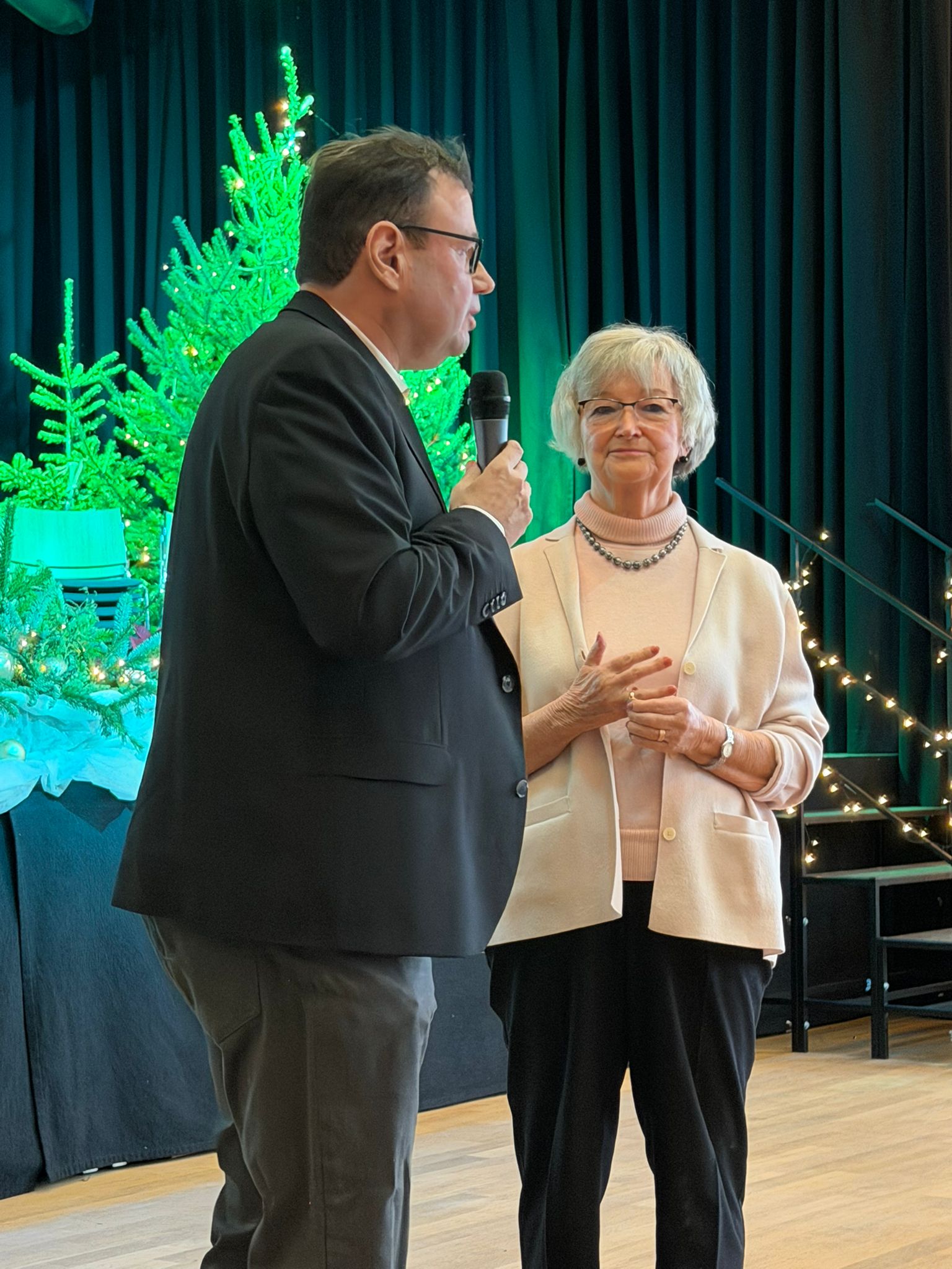 1 Mann mit Mikro eine Frau